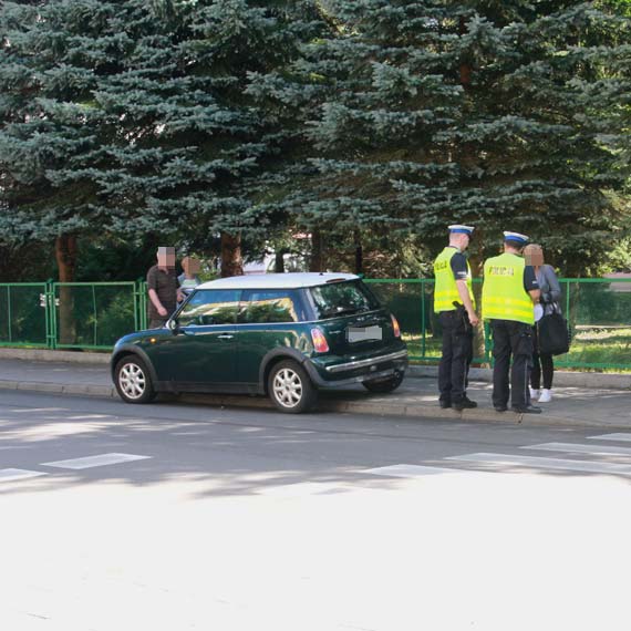60- latek nie ustąpił pierwszeństwa i uderzył w mini morrisa. Został ukarany mandatem