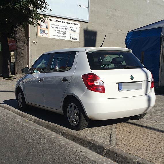 Czytelnik: Cwaniak zastawi wjazd na parking i sobie poszed