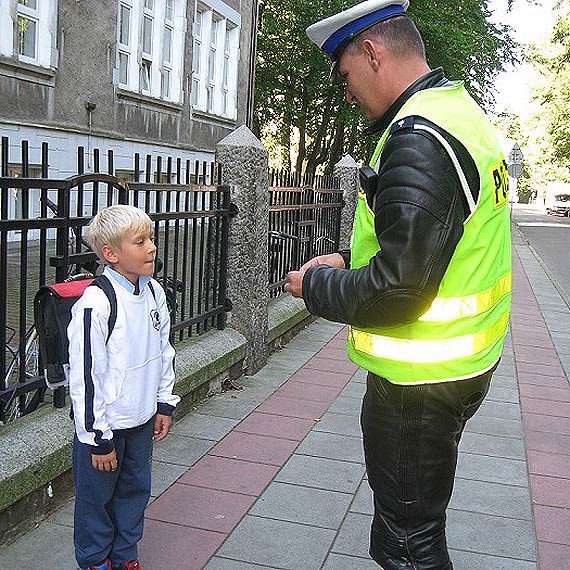 Policjanci czuwaj nad bezpieczestwem dzieci w drodze do szkoy