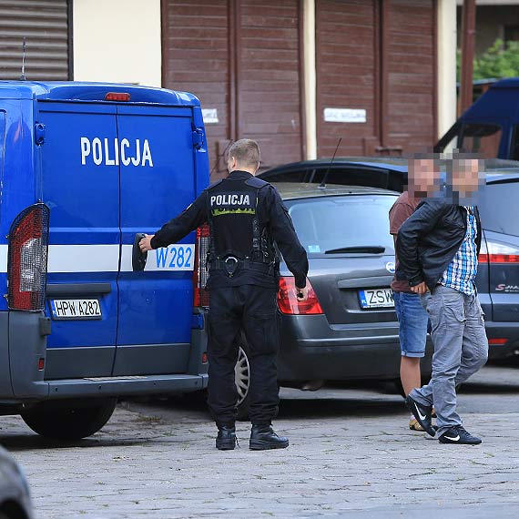 Urzdzili sobie przejadk. Byli pijani. Policj powiadomi czujny mieszkaniec winoujcia