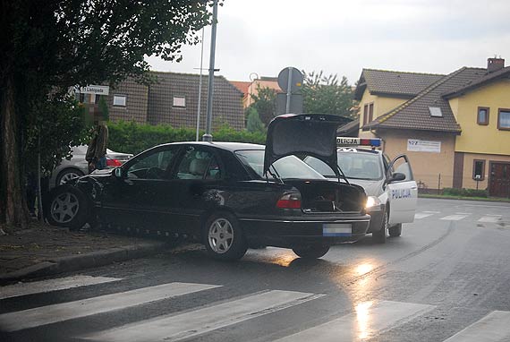 O włos od tragedii. Brawurowa jazda zakończyła się na drzewie
