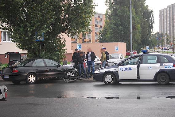 O włos od tragedii. Brawurowa jazda zakończyła się na drzewie