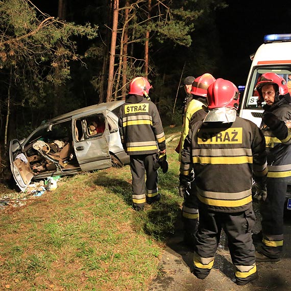 Wypad z drogi i uderzy w drzewa. Zakleszczonego mczyzn uwalniali straacy