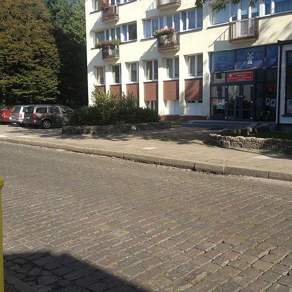 Czytelnik: Wybiegajce z przedszkoli dzieci mog wpa prosto pod samochd