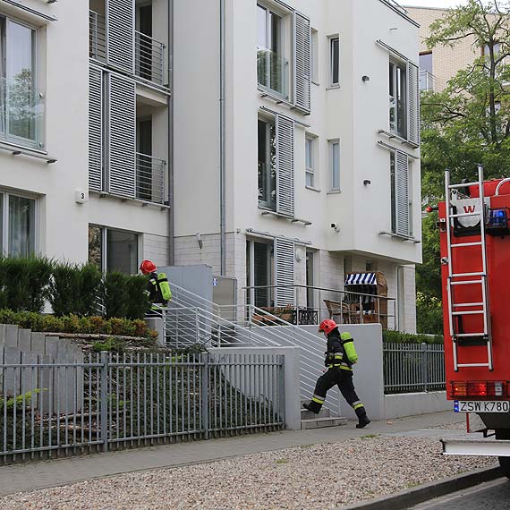 Przypalia jedzenie w mikrofalwce. Na miejscu interweniowali straacy