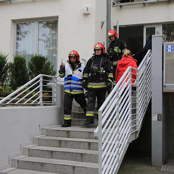 Przypalia jedzenie w mikrofalwce. Na miejscu interweniowali straacy