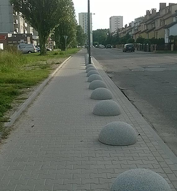 Czytelnik: Komu ma suy ten chodnik jeli poowa jest zablokowana?