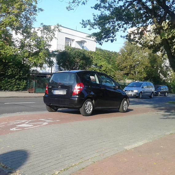 Mistrz parkowania zaparkowa na ciece rowerowej