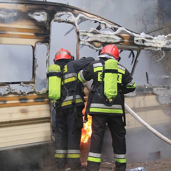 Przyczepa kempingowa stana w ogniu. Na miejscu dwa zastpy straakw