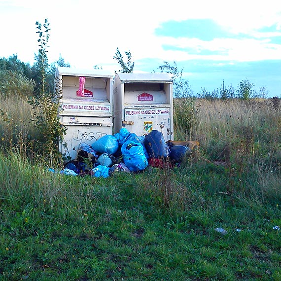 Czytelniczka: Nikt nie oprnia pojemnikw na odzie i robi si baagan