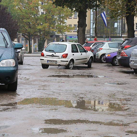 Czytelnik: Przejazd przez parking do posesji, to istny tor przeszkd