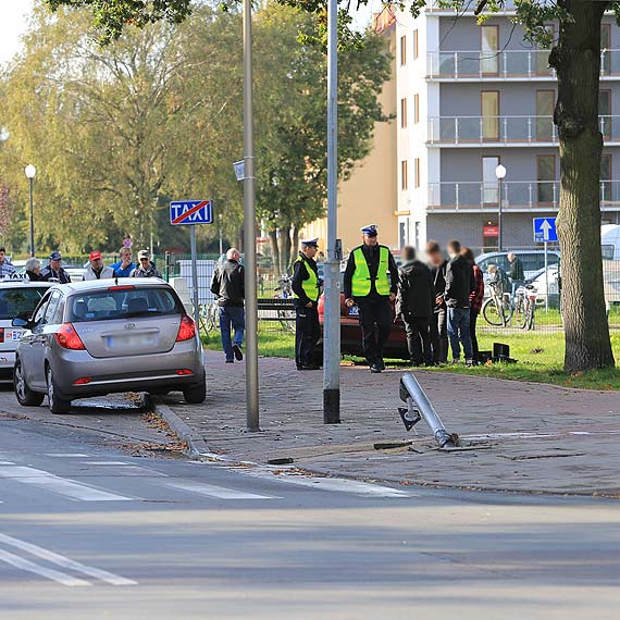 18- letni pirat drogowy uderzy w sygnalizator wietlny na skrzyowaniu