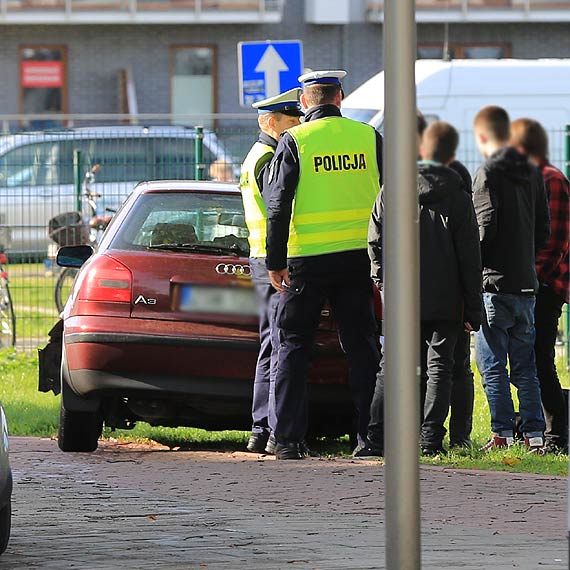 18- letni pirat drogowy uderzy w sygnalizator wietlny na skrzyowaniu