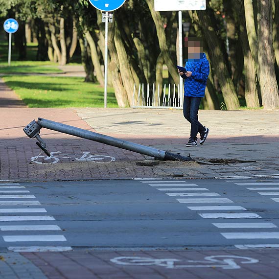 18- letni pirat drogowy uderzy w sygnalizator wietlny na skrzyowaniu