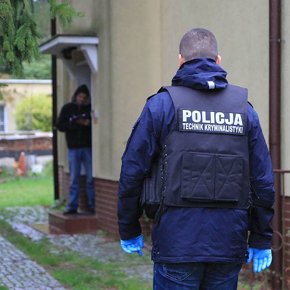 Uwaga na zodziei! Weszli przez okno i okradli mieszkanie przy Grottgera