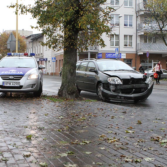 Zagapia si i uderzya w toyot na skrzyowaniu ulic Piastowskiej i Dbrowskiego