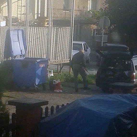 Taksówkarz wyciągał jedzenie ze śmietnika
