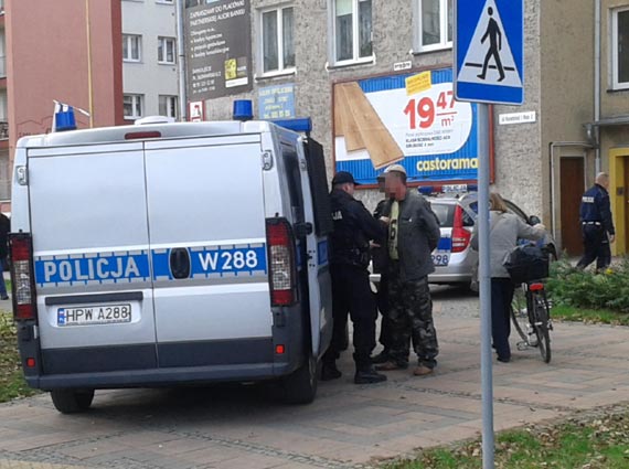 W salonie gier pijany 48- latek wymachiwa przedmiotem przypominajcym bro. Mia 3 promile