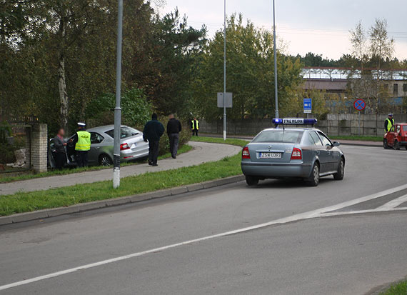 29- latek najpierw uderzy w malucha a potem w pot cmentarza