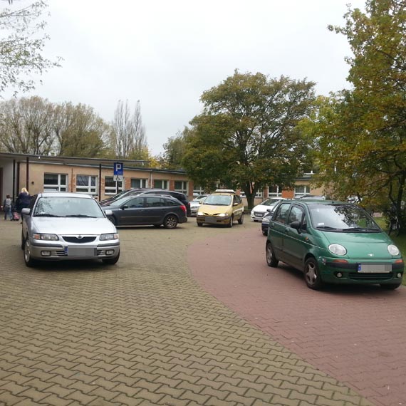 Czytelnik: To „ zlot aut” czy miejsce przed szko?