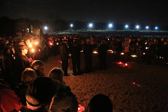 Pamięci polskich marynarzy zapłonęły znicze na plaży