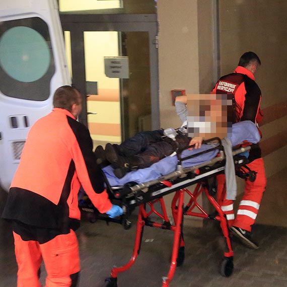 Kobieta zrania si noem w biodro. Druga ekipa pogotowia zajta. Zabrako trzeciej karetki by pomc kobiecie, ktra spada ze schodw w DW Rybniczanka. Pomocy udzielaj straacy