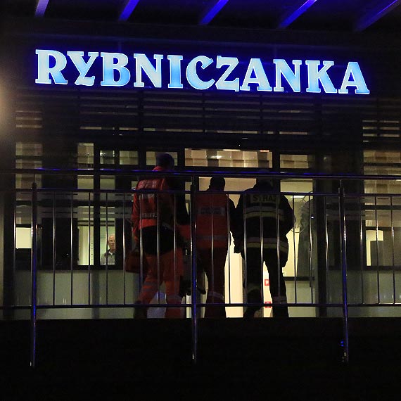 Kobieta zrania si noem w biodro. Druga ekipa pogotowia zajta. Zabrako trzeciej karetki by pomc kobiecie, ktra spada ze schodw w DW Rybniczanka. Pomocy udzielaj straacy
