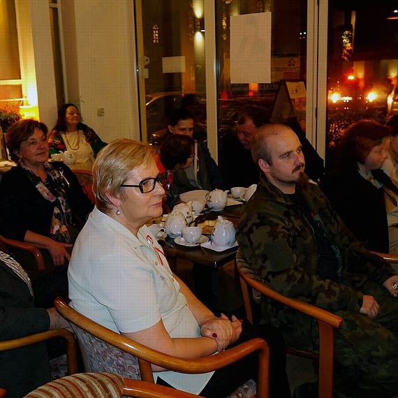 Z inicjatywy P.O.   Patriotyczne  piewanie w „Sonacie”.