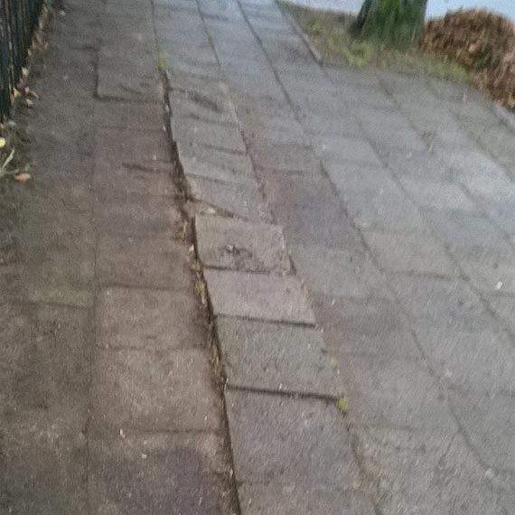Czytelnik: Chodnik przy ulicy Granicznej w opakanym stanie