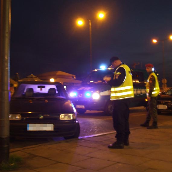Kierowca skody le zaparkowa. Interweniowaa policja i andarmeria wojskowa 