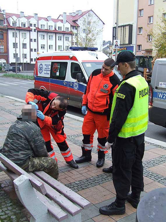 Pijany do nieprzytomnoci mczyzna na awce. Interweniowaa policja i pogotowie ratunkowe
