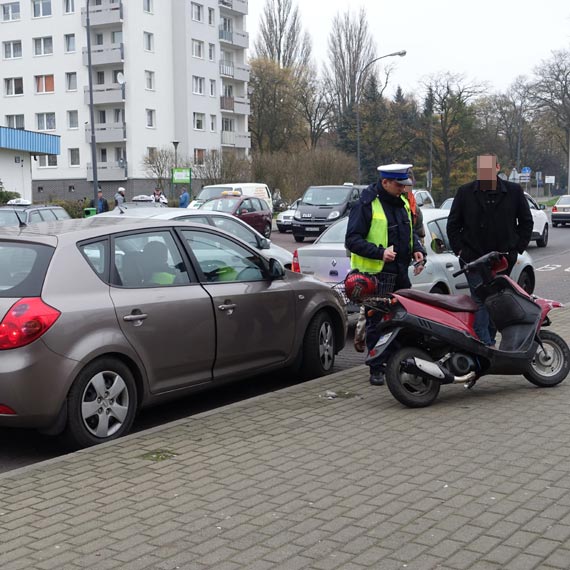 25- latek nie ustpi pierwszestwa przejazdu i uderzy w skuter