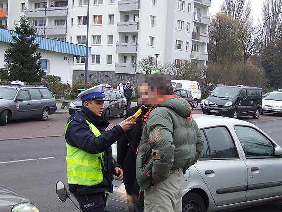 25- latek nie ustpi pierwszestwa przejazdu i uderzy w skuter