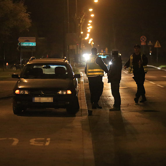 17- latek jechał na motorze bez prawka, w trakcie wyprzedzania uderzył w opla