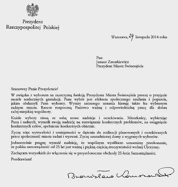 Prezydent Bronisław Komorowski gratuluje Januszowi Żmurkiewiczowi