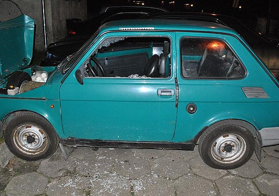Zatrzymani na gorącym uczynku kradzieży malucha. Byli pijani