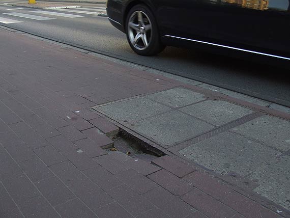 Dziura w centrum miasta. Rowerzyci uwaajcie na tej ciece rowerowej!