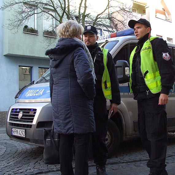 Zodziej w centrum miasta chcia ukra kobiecie torebk. Na pomoc ruszy Mariusz Fryska. Zobacz film!