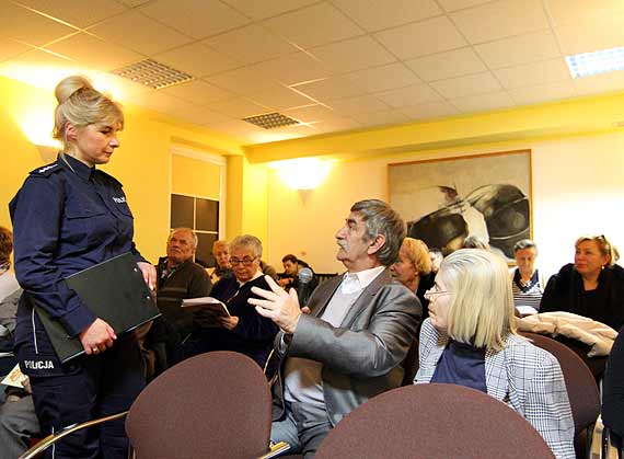 „Seniorze ufaj ostronie” policyjna debata spoeczna to cenna inicjatywa  