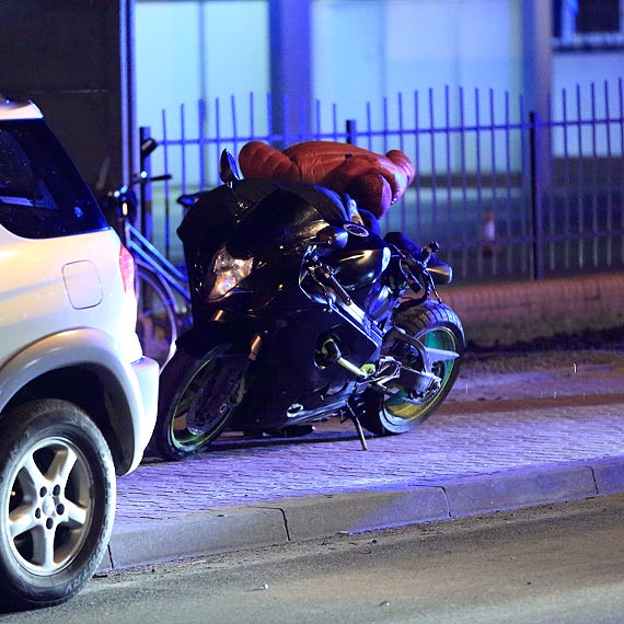 Motocykl przewrócił się na jezdnię