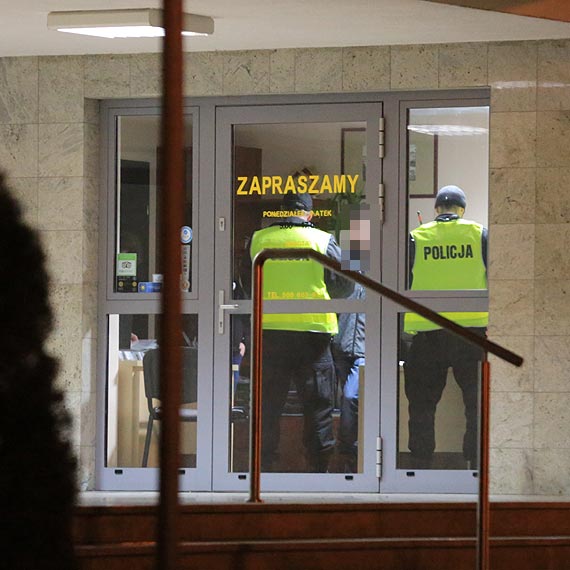 Wynajmuje apartamenty i je okrada. Policja prosi o pomoc w namierzeniu zodzieja