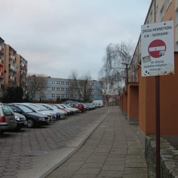 Bezsilna administracja i straż miejska. Dostawczy grat od miesięcy blokuje parking na Witosa
