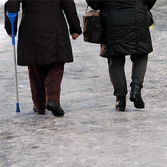 Uwaga! Szklanka na bocznych ulicach miasta i chodnikach