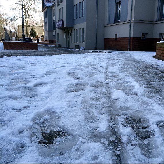 Uwaga! Szklanka na bocznych ulicach miasta i chodnikach