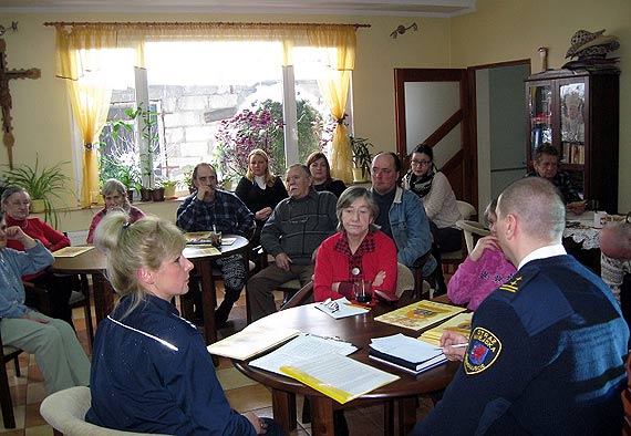 Policjanci i strażnicy miejscy z seniorami o bezpieczeństwie