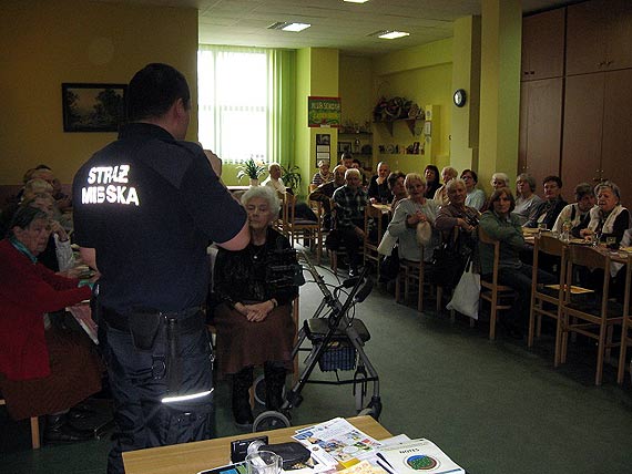 Policjanci i strażnicy miejscy z seniorami o bezpieczeństwie