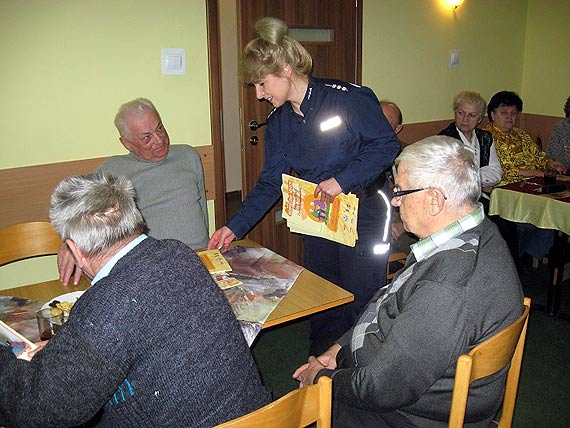 Policjanci i strażnicy miejscy z seniorami o bezpieczeństwie