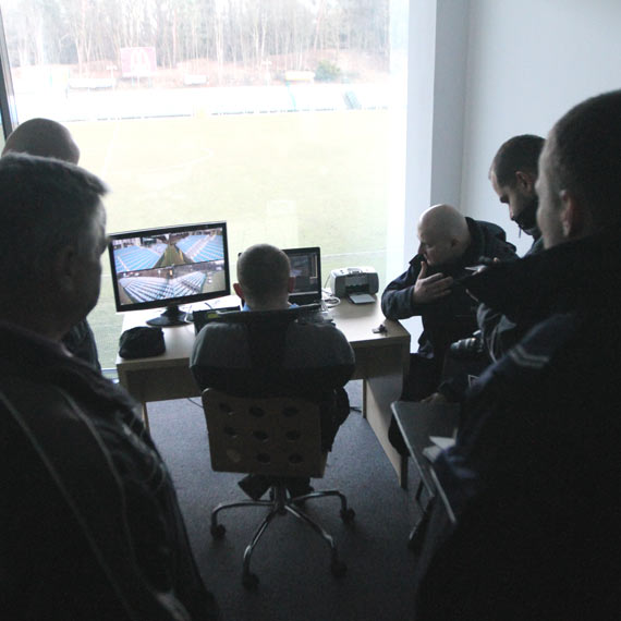 Policja sprawdzaa monitoring na stadionie miejskim. Zobacz film!