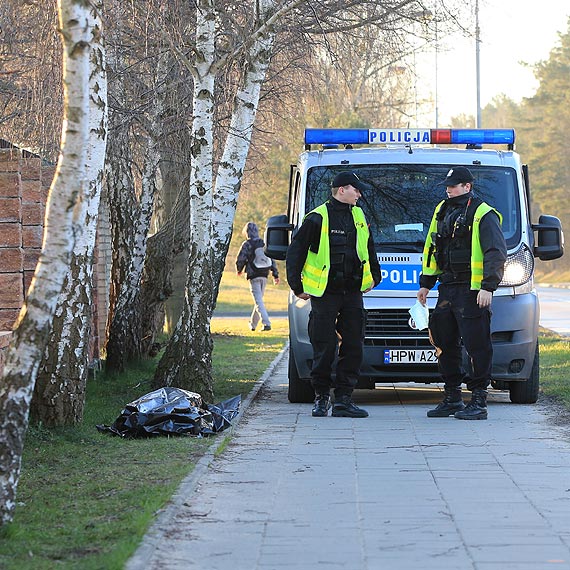 40- letni bezdomny zmar na chodniku 