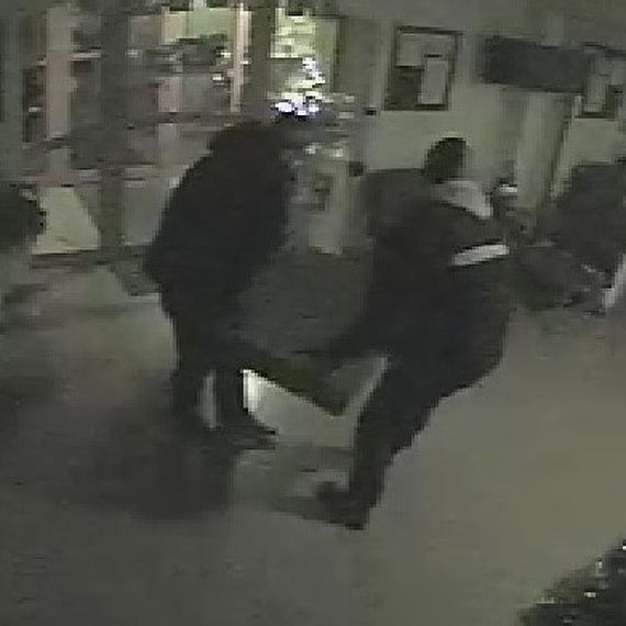 Poszukiwani za kradzie sejfu w rkach policjantw